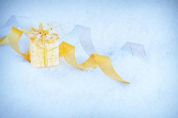 Weihnachtsschmuck auf Schnee — Stockfoto