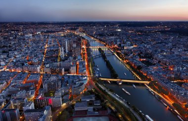gün batımında Paris havadan görünümü