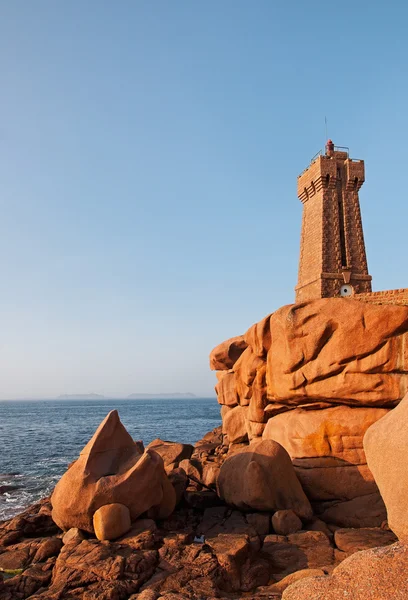 Farol em uma costa rochosa — Fotografia de Stock