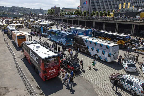 Verseny a kerékpáros csapat buszok — Stock Fotó