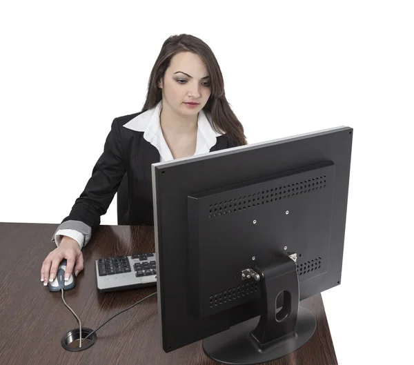 Jovem mulher trabalhando em um computador — Fotografia de Stock