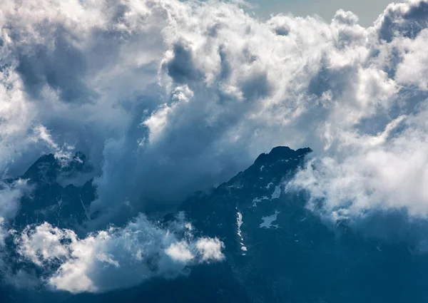 Nuvole sulle cime delle montagne — Foto Stock