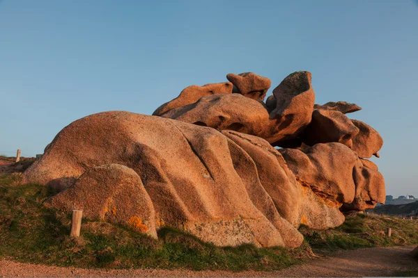 Pembe granit sahilinde kayaların — Stok fotoğraf