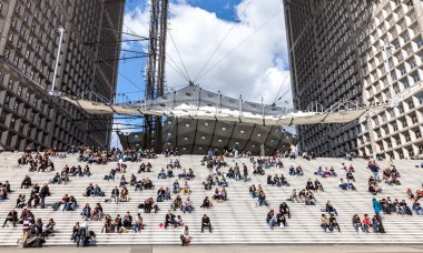 Öğle vakti de la defense