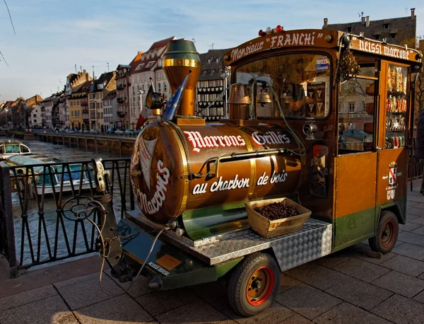 Retro stile auto vendita castagne fritte — Foto Stock