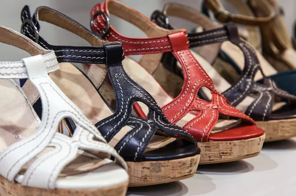 Vrouwelijke sandalen — Stockfoto