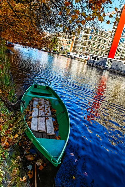 Kanał w Amsterdamie — Zdjęcie stockowe