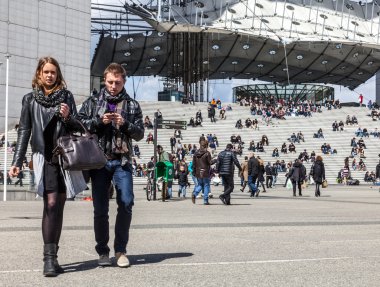 Casual genç bir çift de la defense