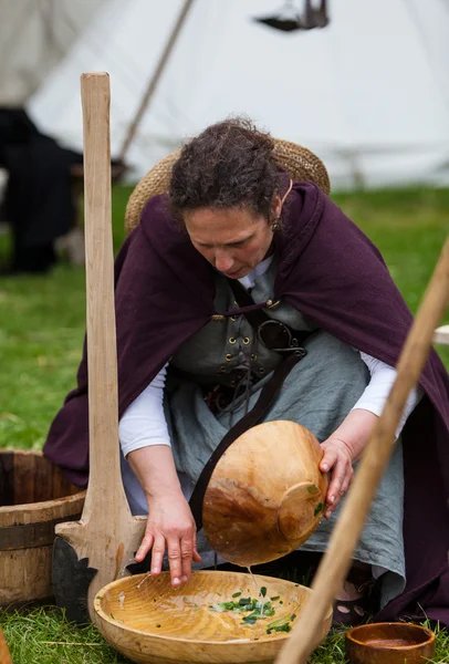 Mulher medieval lavando os pratos — Fotografia de Stock