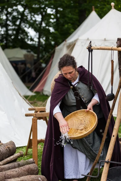 Średniowieczna kobieta mycia naczyń — Zdjęcie stockowe