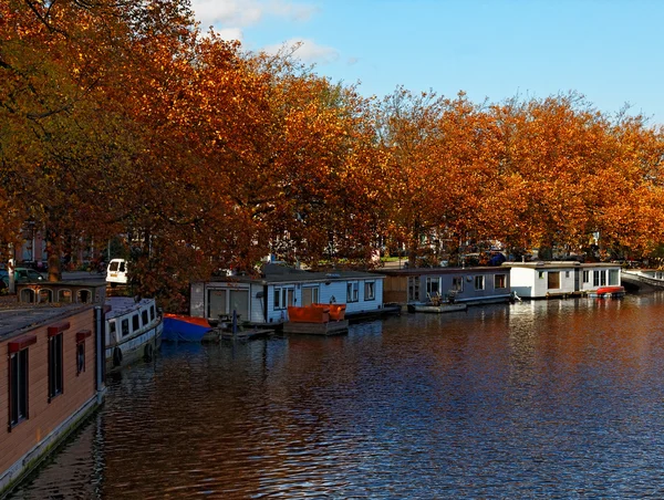 Jesień kanałem w Amsterdamie — Zdjęcie stockowe