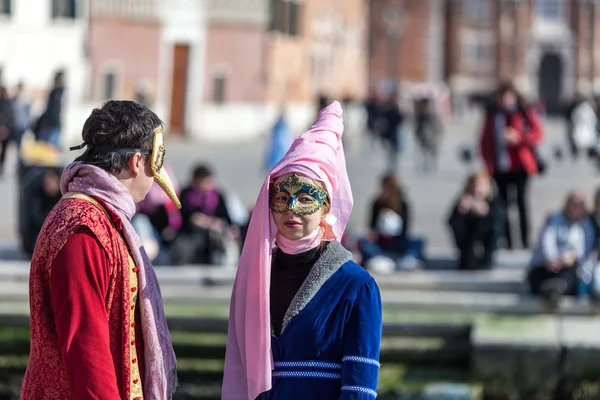 Casal disfarçado em Veneza — Fotografia de Stock