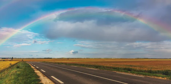 Rainbow over de weg — Stockfoto