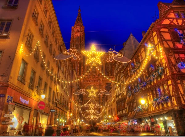 Rue merciere under jul belysning i strasbourg — Stockfoto