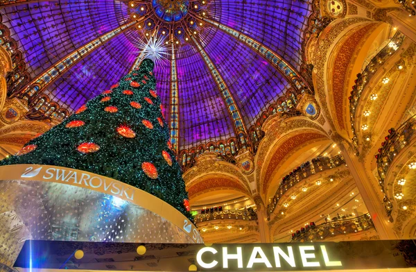 Julgran i galeries lafayette, paris — Stockfoto