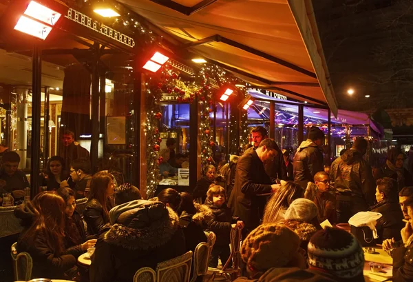 Menigte van op een Franse terras — Stockfoto