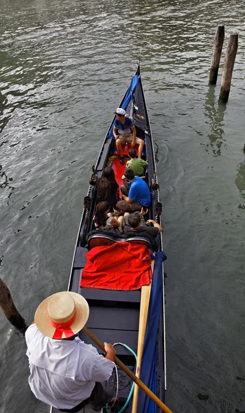 Gondolier avec les touristes — Photo