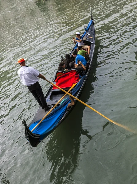 Góndola con turistas — Foto de Stock