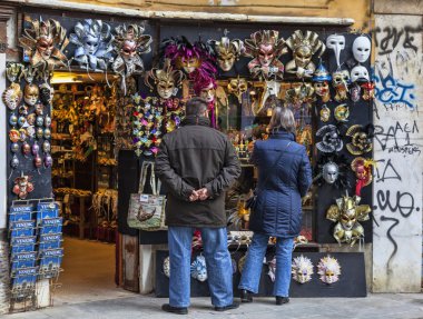 Venedik Maske salonu önünde turistlerin