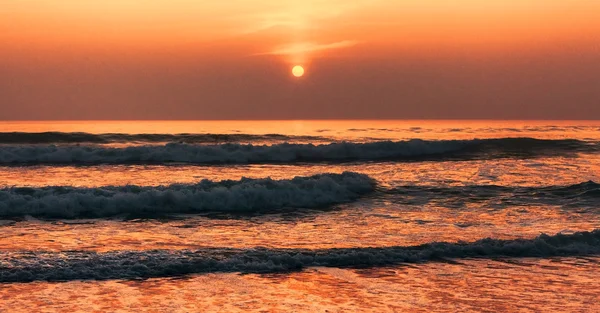 Bølger ved solnedgang - Stock-foto