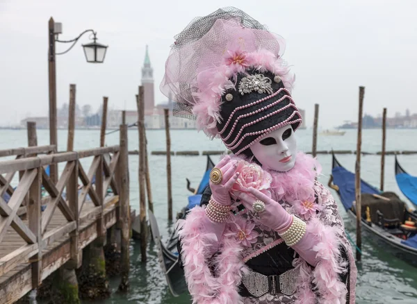 Venetiansk mask med rose — Stockfoto