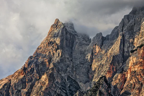 Huiput ja pilvet Dolomiittien vuorilla — kuvapankkivalokuva