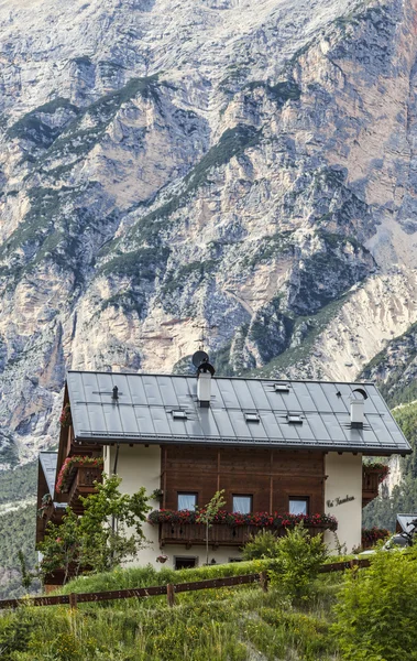 Challet in bergen van de Dolomieten — Stockfoto
