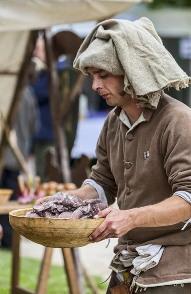 Middeleeuwse mens bereiden van voedsel — Stockfoto