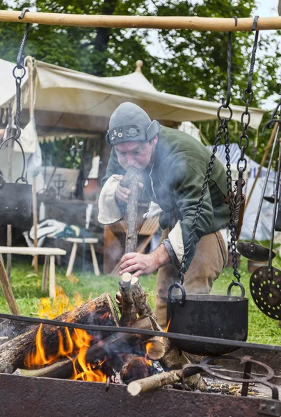 Mittelalterlicher Mann macht das Feuer — Stockfoto