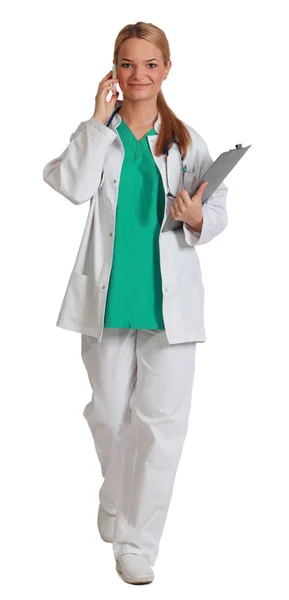 Beyaz tıp dosyaları ile genç bir kadın doktor — Stok fotoğraf