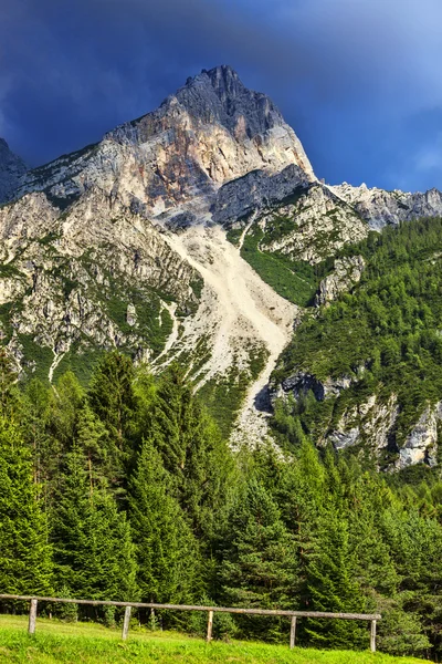 Topp i Dolomiterna bergen — Stockfoto