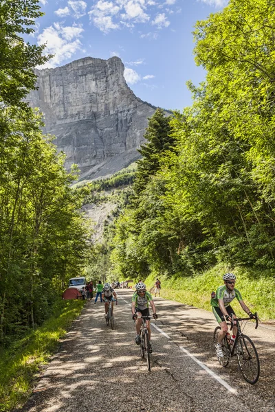 Amatorskie cyslists wspinaczkę col du granier — Zdjęcie stockowe