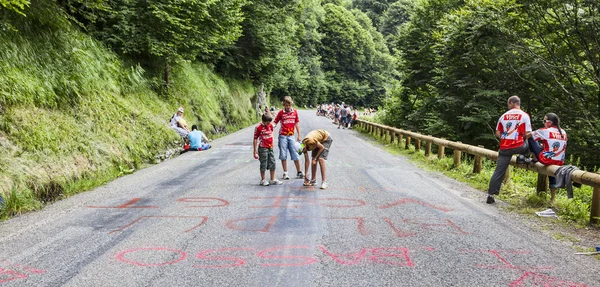 Дети пишут на дороге — стоковое фото