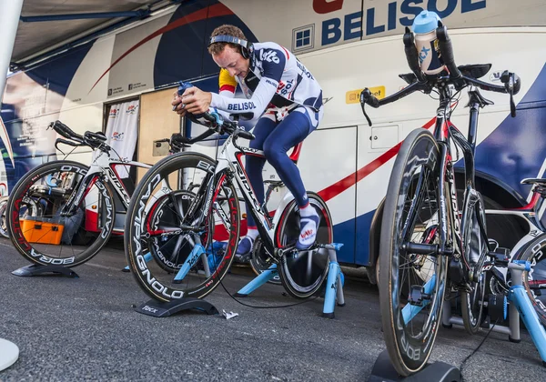 Ciclista calentándose — Foto de Stock