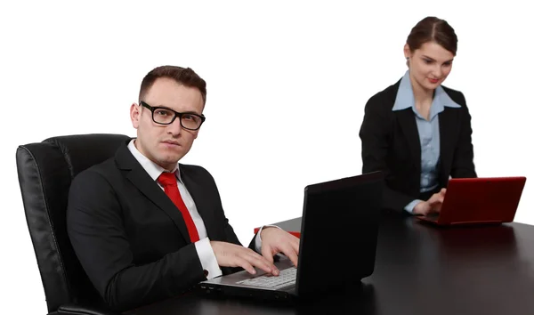 Jovem casal de negócios em laptops — Fotografia de Stock