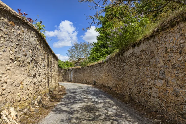 Straße zwischen Steinmauern — Stockfoto