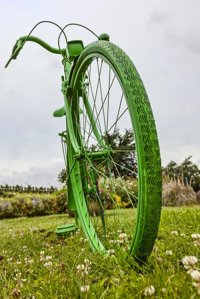 Oude groene fiets — Stockfoto