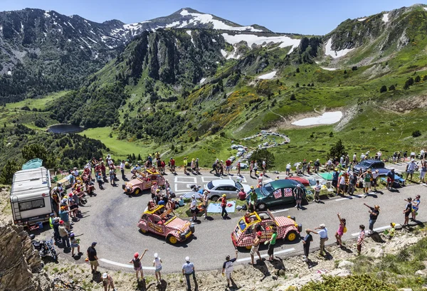 Caravana publicitaria en los Pirineos — Foto de Stock