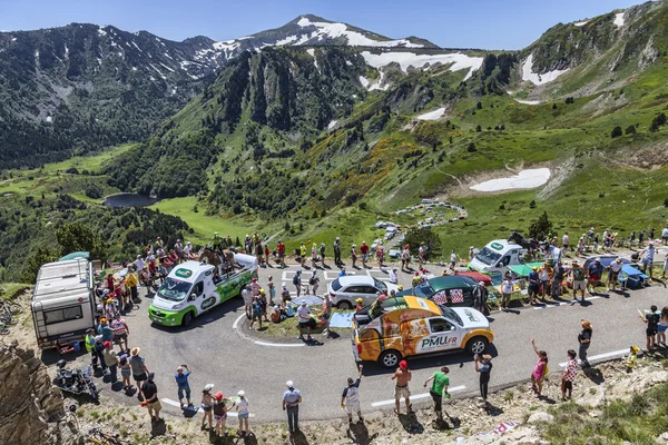 Caravana publicitaria en los Pirineos — Foto de Stock