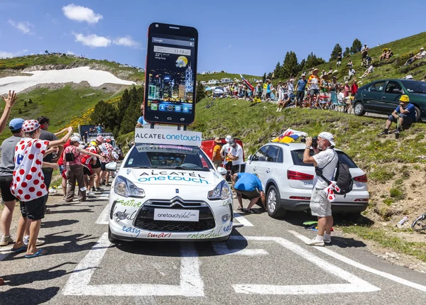 Voiture Alcatel One Touch dans les Pyrénées — Photo