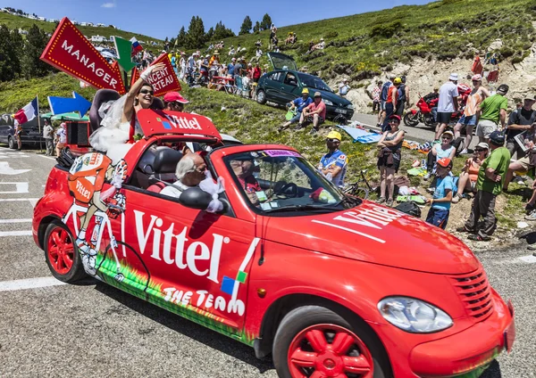Coche de Vittel divertido en Pirineos — Foto de Stock
