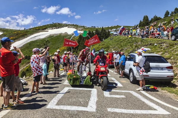 Personaggio divertente sulla bicicletta — Foto Stock