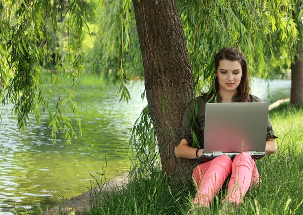 Junge Frau studiert draußen — Stockfoto