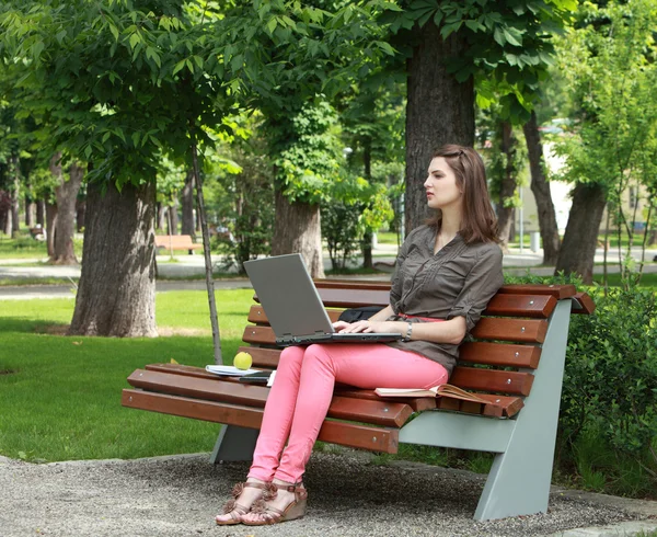 Mujer joven estudiando en un parque — Foto de Stock