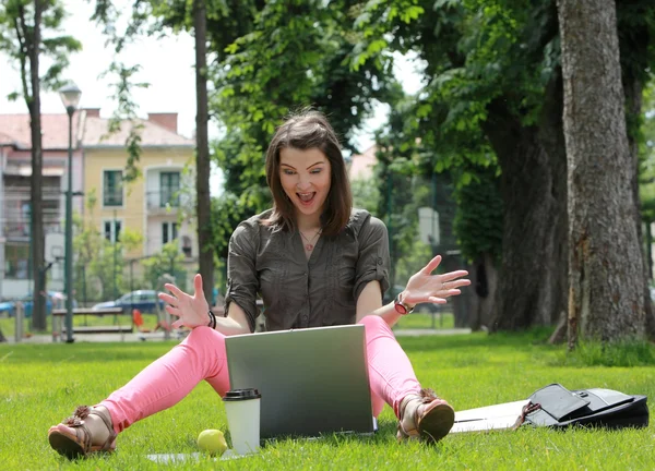 Jovem feliz em um laptop — Fotografia de Stock