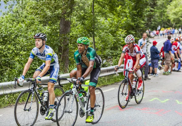 Cyklisté lezení alpe d'huez — Stock fotografie