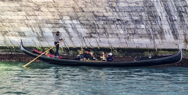 Gondola Sotto il Ponte di Rialto — Foto Stock