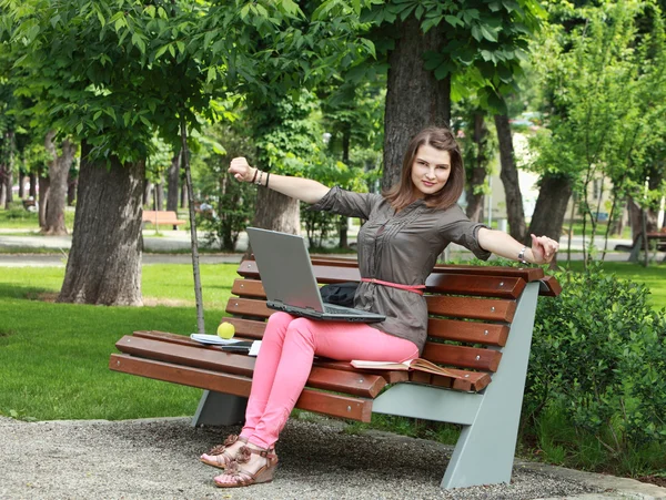 Fiatal nő egy parkban — Stock Fotó