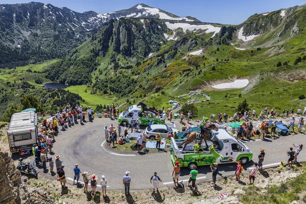 Caravana publicitária nas montanhas dos Pirenéus — Fotografia de Stock