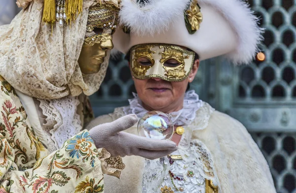 Casal disfarçado com bola mágica — Fotografia de Stock